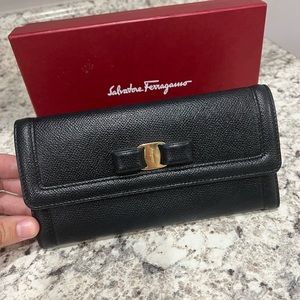 EXCELLENT CONDITION Salvatore Ferragamo Vara Bow Continental Long Wallet
